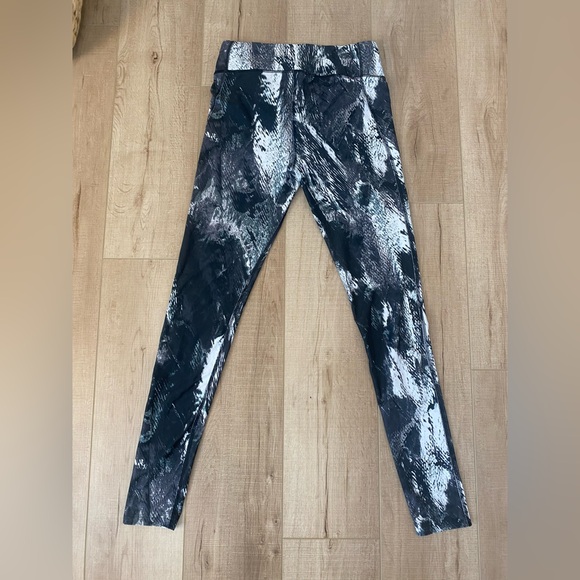 Under Armour Black and White Leggings - Picture 1 of 6